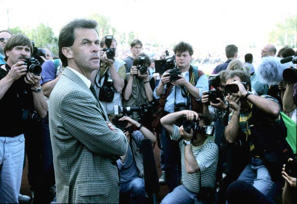 MSV Duisburg - Borussia Dortmund 0:1 am 16.05.1992 Trainer Ottmar Hitzfeld (BVB) umringt von Fotografen und Kameraleuten *** MSV Duisburg Borussia Dortmund 0 1 on 16 05 1992 coach Ottmar Hitzfeld BVB surrounded by photographers and cameramen HM