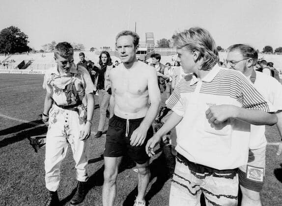 MSV Duisburg - Borussia Dortmund 0:1 am 16.05.1992 BVB Fans und Michael Rummenigge gehen enttäuscht vom Platz. Letzter Spieltag *** MSV Duisburg Borussia Dortmund 0 1 on 16 05 1992 BVB fans and Michael Rummenigge leave the pitch disappointed Last matchday HM