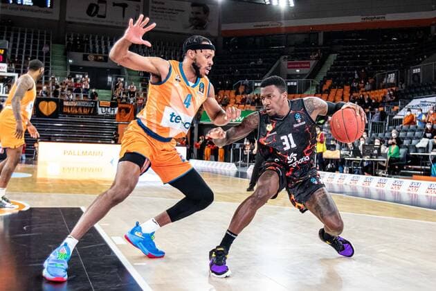 Dylan Ennis (CB Gran Canaria, 31),Jaron Blossomgame (Ratiopharm Ulm 04) GER, Ratiopharm Ulm vs. Gran Canaria, 7DAYS Eurocup Basketball, 15.Spieltag, 15.03.2022 Ratiopharm Ulm vs. Gran Canaria, 7 Days Eurocup Basketball, 15.Spieltag Neu-Ulm Copyright: xEibner-Pressefoto RogerxBuerkex EP_EER