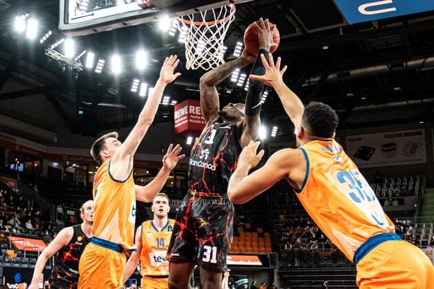 Dylan Ennis (CB Gran Canaria, 31), Fedor Zugic (Ratiopharm Ulm 44), Karim Jallow (Ratiopharm Ulm 35) GER, Ratiopharm Ulm vs. Gran Canaria, 7DAYS Eurocup Basketball, 15.Spieltag, 15.03.2022 Ratiopharm Ulm vs. Gran Canaria, 7 Days Eurocup Basketball, 15.Spieltag Neu-Ulm Copyright: xEibner-Pressefoto RogerxBuerkex EP_EER