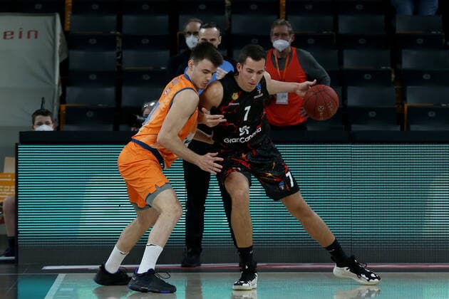 15.03.2022, Neu Ulm, Deutschland, ratiopharm Arena, ratiopharm ulm vs. Gran Canaria - Basketball 7 Days EuroCup, Fedor Zugic (ratiopharm ulm) und Miquel Salvo (Gran Canaria) im Zweikampf (Foto H. Langer) Neu Ulm ratiopharm Arena Bayern Deutschland