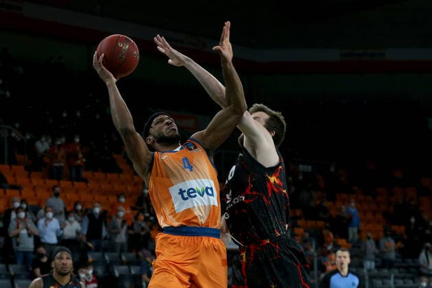 15.03.2022, Neu Ulm, Deutschland, ratiopharm Arena, ratiopharm ulm vs. Gran Canaria - Basketball 7 Days EuroCup, Jaron Blossomgame (ratiopharm ulm) und John Shurna (Gran Canaria) im Zweikampf (Foto H. Langer) Neu Ulm ratiopharm Arena Bayern Deutschland
