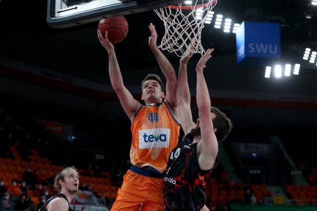 15.03.2022, Neu Ulm, Deutschland, ratiopharm Arena, ratiopharm ulm vs. Gran Canaria - Basketball 7 Days EuroCup, Fedor Zugic (ratiopharm ulm) und John Shurna (Gran Canaria) im Zweikampf (Foto H. Langer) Neu Ulm ratiopharm Arena Bayern Deutschland