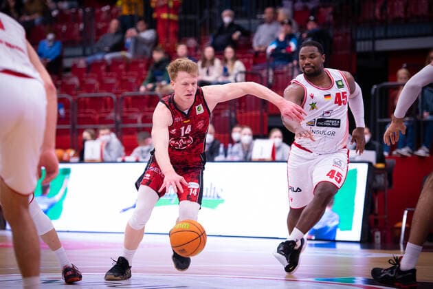 ProA: 21. Spieltag - Artland Dragons vs. Bayer Giants Leverkusen, 15.03.2022 Luis Elias Figge (Bayer Giants Leverkusen, 14), Demetrius Ward (Artland Dragons, 45); ProA: 21. Spieltag - Artland Dragons vs. Bayer Giants Leverkusen am 15.03.2022 in Quakenbrueck (Artland Arena), Germany, Copyright: xBEAUTIFULxSPORTS Neddermannx