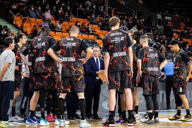 Porfirio Fisac (CB Gran Canaria, Head Coach) und sein Team GER, Ratiopharm Ulm vs. Gran Canaria, 7DAYS Eurocup Basketball, 15.Spieltag, 15.03.2022 Ratiopharm Ulm vs. Gran Canaria, 7 Days Eurocup Basketball, 15.Spieltag Neu-Ulm Copyright: xEibner-Pressefoto RogerxBuerkex EP_EER