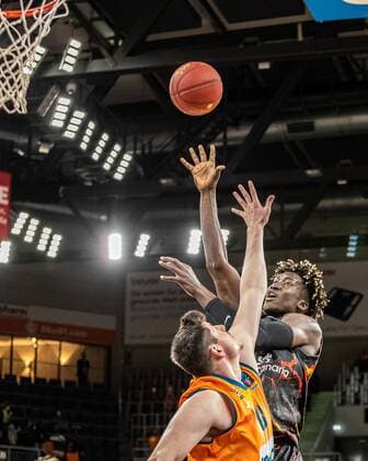 Khalifa Diop (CB Gran Canaria, 18), Nicolas Bretzel (Ratiopharm Ulm 13) GER, Ratiopharm Ulm vs. Gran Canaria, 7DAYS Eurocup Basketball, 15.Spieltag, 15.03.2022 Ratiopharm Ulm vs. Gran Canaria, 7 Days Eurocup Basketball, 15.Spieltag Neu-Ulm Copyright: xEibner-Pressefoto RogerxBuerkex EP_EER