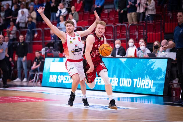 ProA: 21. Spieltag - Artland Dragons vs. Bayer Giants Leverkusen, 15.03.2022 Thorben Doeding (Artland Dragons, 4), Luis Elias Figge (Bayer Giants Leverkusen, 14); ProA: 21. Spieltag - Artland Dragons vs. Bayer Giants Leverkusen am 15.03.2022 in Quakenbrueck (Artland Arena), Germany, Copyright: xBEAUTIFULxSPORTS Neddermannx