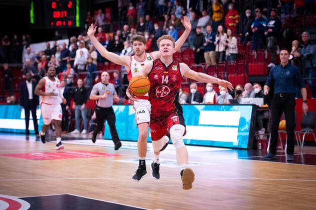 ProA: 21. Spieltag - Artland Dragons vs. Bayer Giants Leverkusen, 15.03.2022 Thorben Doeding (Artland Dragons, 4), Luis Elias Figge (Bayer Giants Leverkusen, 14); ProA: 21. Spieltag - Artland Dragons vs. Bayer Giants Leverkusen am 15.03.2022 in Quakenbrueck (Artland Arena), Germany, Copyright: xBEAUTIFULxSPORTS Neddermannx