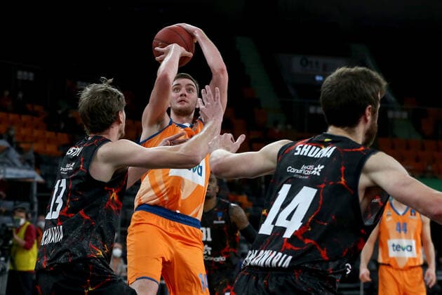 15.03.2022, Neu Ulm, Deutschland, ratiopharm Arena, ratiopharm ulm vs. Gran Canaria - Basketball 7 Days EuroCup, Artem Pustovyi (Gran Canaria) im Zweikampf (Foto H. Langer) Neu Ulm ratiopharm Arena Bayern Deutschland
