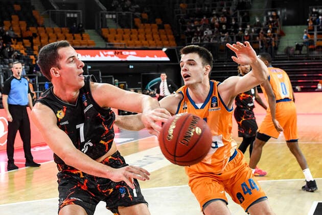GER, EuroCup, ratiopharm Ulm vs Herbalife Gran Canaria 15.03.2022, ratiopharm arena, Neu-Ulm, GER, EuroCup, ratiopharm Ulm vs Herbalife Gran Canaria, im Bild Miquel Salvo (Gran Canaria, 7), Fedor Zugic (Ulm, 44)