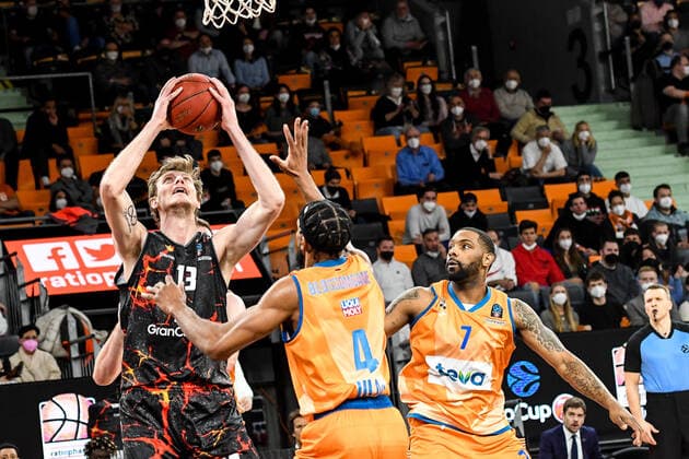 GER, EuroCup, ratiopharm Ulm vs Herbalife Gran Canaria 15.03.2022, ratiopharm arena, Neu-Ulm, GER, EuroCup, ratiopharm Ulm vs Herbalife Gran Canaria, im Bild Artem Pustovyi (Gran Canaria, 13) geht zum Korb, Jaron Blossomgame (Ulm, 4), Sindarius Thornwell (Ulm, 7)