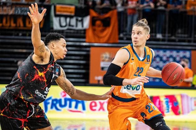 Thomas Klepeisz (Ratiopharm Ulm 22), AJ Slaughter (CB Gran Canaria, 08) GER, Ratiopharm Ulm vs. Gran Canaria, 7DAYS Eurocup Basketball, 15.Spieltag, 15.03.2022 Ratiopharm Ulm vs. Gran Canaria, 7 Days Eurocup Basketball, 15.Spieltag Neu-Ulm Copyright: xEibner-Pressefoto RogerxBuerkex EP_EER