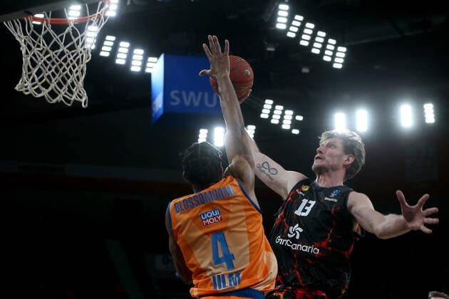 15.03.2022, Neu Ulm, Deutschland, ratiopharm Arena, ratiopharm ulm vs. Gran Canaria - Basketball 7 Days EuroCup, Jaron Blossomgame (ratiopharm ulm) und Artem Pustovyi (Gran Canaria) im Zweikampf (Foto H. Langer) Neu Ulm ratiopharm Arena Bayern Deutschland