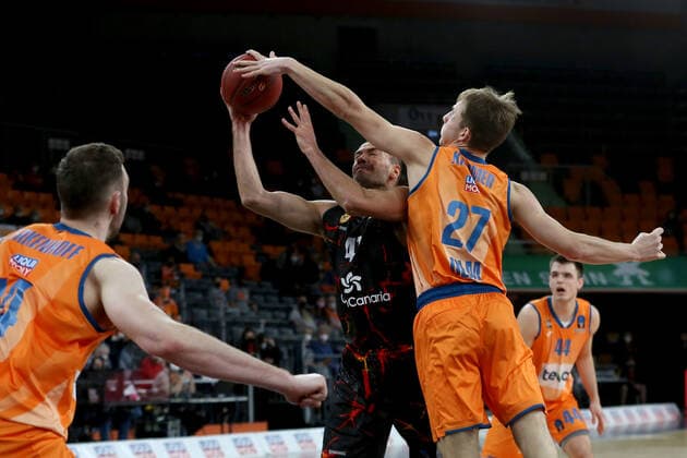 15.03.2022, Neu Ulm, Deutschland, ratiopharm Arena, ratiopharm ulm vs. Gran Canaria - Basketball 7 Days EuroCup, Philipp Herkenhoff (ratiopharm ulm) im Zweikampf (Foto H. Langer) Neu Ulm ratiopharm Arena Bayern Deutschland
