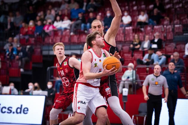 ProA: 21. Spieltag - Artland Dragons vs. Bayer Giants Leverkusen, 15.03.2022 Thorben Doeding (Artland Dragons, 4), Dennis Heinzmann (Bayer Giants Leverkusen, 22); ProA: 21. Spieltag - Artland Dragons vs. Bayer Giants Leverkusen am 15.03.2022 in Quakenbrueck (Artland Arena), Germany, Copyright: xBEAUTIFULxSPORTS Neddermannx