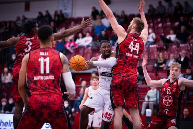ProA: 21. Spieltag - Artland Dragons vs. Bayer Giants Leverkusen, 15.03.2022 Demetrius Ward (Artland Dragons, 45), Quentin Goodin (Bayer Giants Leverkusen, 3), Ferenc Gille (Bayer Giants Leverkusen, 11), Marco Bacak (Bayer Giants Leverkusen, 44); ProA: 21. Spieltag - Artland Dragons vs. Bayer Giants Leverkusen am 15.03.2022 in Quakenbrueck (Artland Arena), Germany, Copyright: xBEAUTIFULxSPORTS Neddermannx