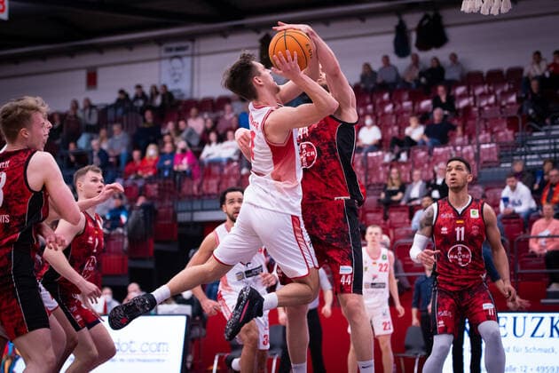 ProA: 21. Spieltag - Artland Dragons vs. Bayer Giants Leverkusen, 15.03.2022 Zachary Christopher Ensminger (Artland Dragons, 1), Marco Bacak (Bayer Giants Leverkusen, 44); ProA: 21. Spieltag - Artland Dragons vs. Bayer Giants Leverkusen am 15.03.2022 in Quakenbrueck (Artland Arena), Germany, Copyright: xBEAUTIFULxSPORTS Neddermannx
