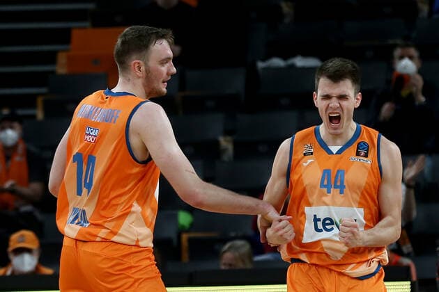 15.03.2022, Neu Ulm, Deutschland, ratiopharm Arena, ratiopharm ulm vs. Gran Canaria - Basketball 7 Days EuroCup, Philipp Herkenhoff (ratiopharm ulm) und Fedor Zugic (ratiopharm ulm) gestikuliert (Foto H. Langer) Neu Ulm ratiopharm Arena Bayern Deutschland