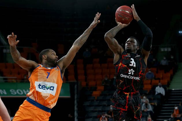 15.03.2022, Neu Ulm, Deutschland, ratiopharm Arena, ratiopharm ulm vs. Gran Canaria - Basketball 7 Days EuroCup, Sindarius Thornwell (ratiopharm ulm) und Dylan Ennis (Gran Canaria) im Zweikampf (Foto H. Langer) Neu Ulm ratiopharm Arena Bayern Deutschland