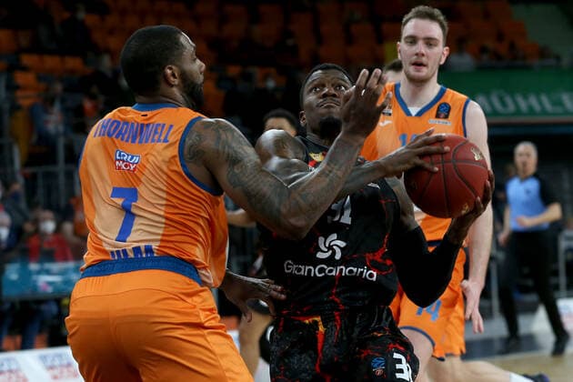 15.03.2022, Neu Ulm, Deutschland, ratiopharm Arena, ratiopharm ulm vs. Gran Canaria - Basketball 7 Days EuroCup, Sindarius Thornwell (ratiopharm ulm) im Zweikampf (Foto H. Langer) Neu Ulm ratiopharm Arena Bayern Deutschland