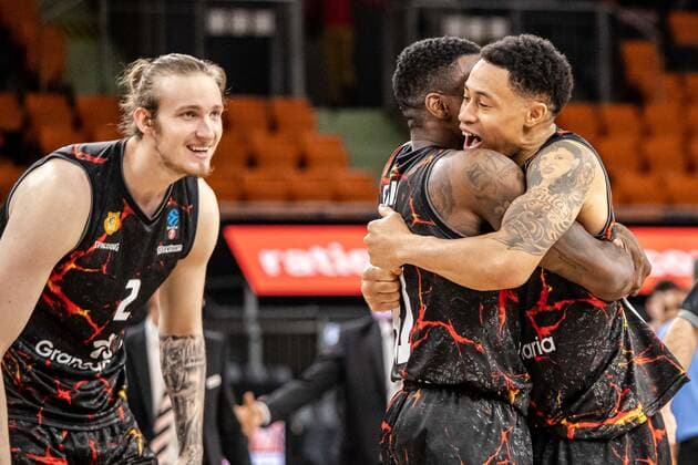 Sport Bilder des Tages Gran Canaria siegt mit 94:93 Endstand gegen Ratiopharm Ulm. Glueckliche Sieger Ratiopharm Ulm vs. Gran Canaria, 7DAYS Eurocup Basketball, 15.Spieltag, 15.03.2022 Ratiopharm Ulm vs. Gran Canaria, 7 Days Eurocup Basketball, 15.Spieltag Neu-Ulm Copyright: xEibner-Pressefoto RogerxBuerkex EP_EER