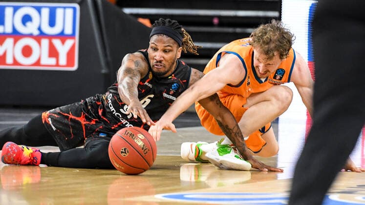 GER, EuroCup, ratiopharm Ulm vs Herbalife Gran Canaria 15.03.2022, ratiopharm arena, Neu-Ulm, GER, EuroCup, ratiopharm Ulm vs Herbalife Gran Canaria, im Bild Andrew Albicy (Gran Canaria, 6) gewinnt den Kampf um den Ball gegen Per Günther Guenther (Ulm, 6)