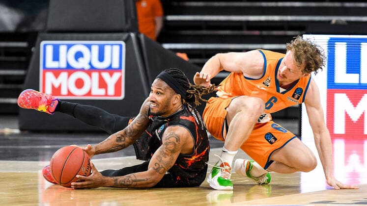 Sport Bilder des Tages GER, EuroCup, ratiopharm Ulm vs Herbalife Gran Canaria 15.03.2022, ratiopharm arena, Neu-Ulm, GER, EuroCup, ratiopharm Ulm vs Herbalife Gran Canaria, im Bild Andrew Albicy (Gran Canaria, 6) gewinnt den Kampf um den Ball gegen Per Günther Guenther (Ulm, 6)