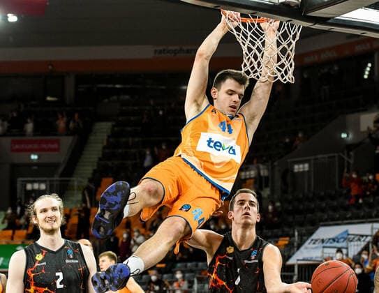 GER, EuroCup, ratiopharm Ulm vs Herbalife Gran Canaria 15.03.2022, ratiopharm arena, Neu-Ulm, GER, EuroCup, ratiopharm Ulm vs Herbalife Gran Canaria, im Bild spektakulärer Dunking von Fedor Zugic (Ulm, 44)