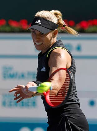 March 15, 2022 Angelique Kerber of Germany returns a shot against Iga Swiatek of Poland during the 2022 BNP Paribas Open at Indian Wells Tennis Garden in Indian Wells, California. Mandatory Photo Credit: CSM. Indian Wells United States of America - ZUMAc04_ 20220315_zaf_c04_114 Copyright: xCharlesxBausx