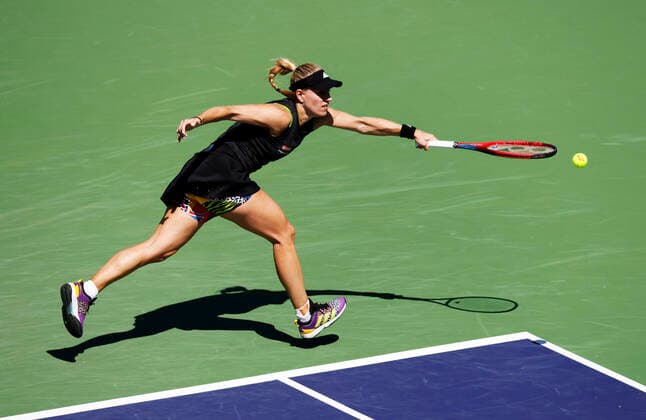 March 15, 2022 Angelique Kerber of Germany returns a shot against Iga Swiatek of Poland during the 2022 BNP Paribas Open at Indian Wells Tennis Garden in Indian Wells, California. Mandatory Photo Credit: CSM. Indian Wells United States of America - ZUMAc04_ 20220315_zaf_c04_108 Copyright: xCharlesxBausx