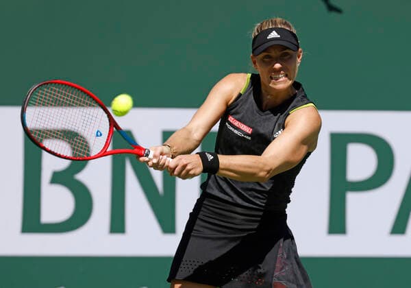 March 15, 2022 Angelique Kerber of Germany returns a shot against Iga Swiatek of Poland during the 2022 BNP Paribas Open at Indian Wells Tennis Garden in Indian Wells, California. Mandatory Photo Credit: CSM. Indian Wells United States of America - ZUMAc04_ 20220315_zaf_c04_122 Copyright: xCharlesxBausx