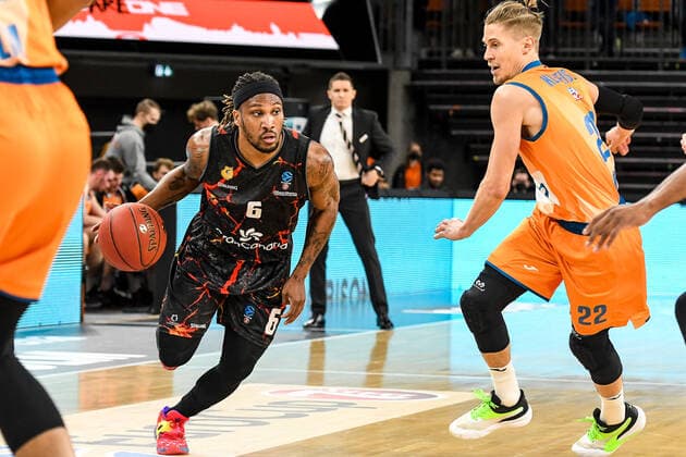 GER, EuroCup, ratiopharm Ulm vs Herbalife Gran Canaria 15.03.2022, ratiopharm arena, Neu-Ulm, GER, EuroCup, ratiopharm Ulm vs Herbalife Gran Canaria, im Bild Andrew Albicy (Gran Canaria, 6), Thomas Klepeisz (Ulm, 22)