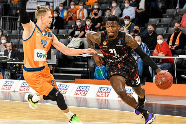 GER, EuroCup, ratiopharm Ulm vs Herbalife Gran Canaria 15.03.2022, ratiopharm arena, Neu-Ulm, GER, EuroCup, ratiopharm Ulm vs Herbalife Gran Canaria, im Bild Thomas Klepeisz (Ulm, 22), Dylan Ennis (Gran Canaria, 31)