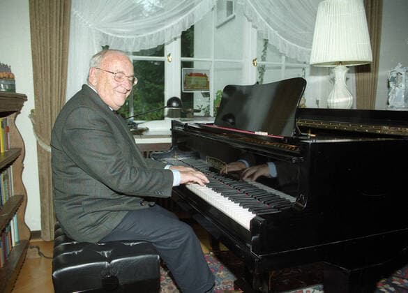 DFB-Präsident Egidius Braun in seinem Haus am Klavier 17.11.1999 *** DFB President Egidius Braun in his home at the piano 17 11 1999 HM