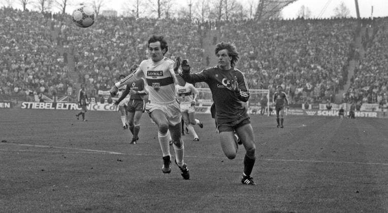 29.11.86 FC Bayern München - VfB Stuttgart Deutschland, München, 29.11.1986, Fussball, Bundesliga, FC Bayern München - VfB Stuttgart (1:0): v.l. Jürgen Hartmann (VfB Stuttgart), Lars Lunde (FC Bayern München). *** 29 11 86 FC Bayern Munich VfB Stuttgart Germany, Munich, 29 11 1986, Football, Bundesliga, FC Bayern Munich VfB Stuttgart 1 0 v l Jürgen Hartmann VfB Stuttgart , Lars Lunde FC Bayern Munich