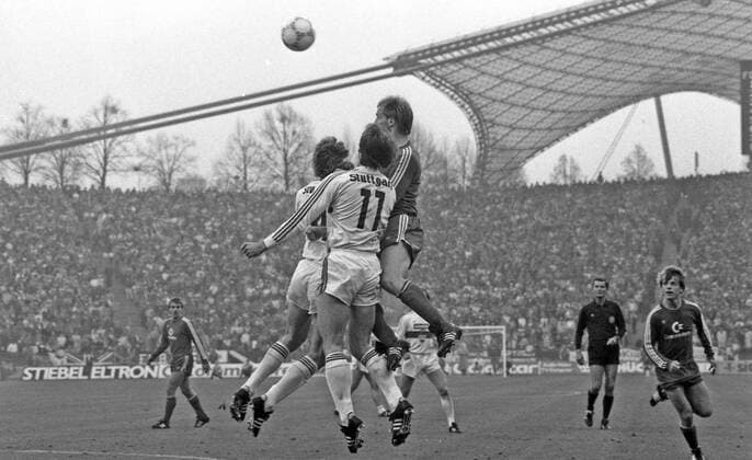 29.11.86 FC Bayern München - VfB Stuttgart Deutschland, München, 29.11.1986, Fussball, Bundesliga, FC Bayern München - VfB Stuttgart (1:0): v.l. Guido Buchwald, Andreas Merkle (beide VfB Stuttgart), Hansi Pflügler (FC Bayern München). *** 29 11 86 FC Bayern München VfB Stuttgart Germany, Munich, 29 11 1986, Football, Bundesliga, FC Bayern München VfB Stuttgart 1 0 v l Guido Buchwald, Andreas Merkle both VfB Stuttgart , Hansi Pflügler FC Bayern München