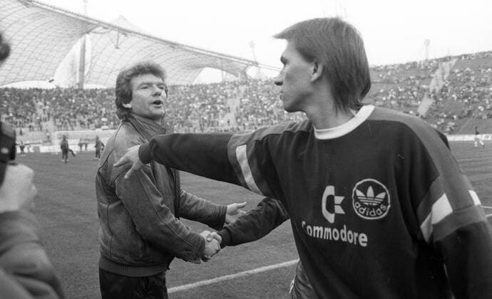 29.11.86 FC Bayern München - VfB Stuttgart Deutschland, München, 29.11.1986, Fussball, Bundesliga, FC Bayern München - VfB Stuttgart (1:0): v.l. Egon Coordes (Trainer VfB Stuttgart), Klaus Augenthaler (FC Bayern München). *** 29 11 86 FC Bayern Munich VfB Stuttgart Germany, Munich, 29 11 1986, Football, Bundesliga, FC Bayern Munich VfB Stuttgart 1 0 v l Egon Coordes coach VfB Stuttgart , Klaus Augenthaler FC Bayern Munich