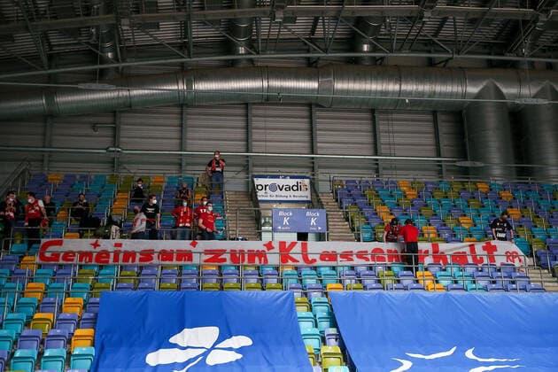 Frankfurt 16.03.2022 xjfx Basketball BBL Bundesliga, Fraport Frankfurt Skyliners - s.Oliver Würzburg emspor, emonline v.l., s.Oliver Würzburg Fans,Stimmung, Schals, Trikots, Emotionen, Banner Gemeinsam zum Klassenerhalt Copyright: JoaquimxFerreira