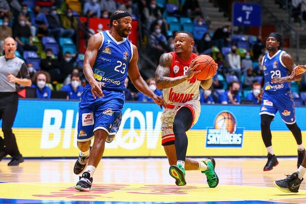 Frankfurt 16.03.2022 xjfx Basketball BBL Bundesliga, Fraport Frankfurt Skyliners - s.Oliver Würzburg emspor, emonline v.l., Quantez Robertson (Fraport Skyliners Frankfurt), Charles Callison (s.Oliver Würzburg ) Copyright: JoaquimxFerreira
