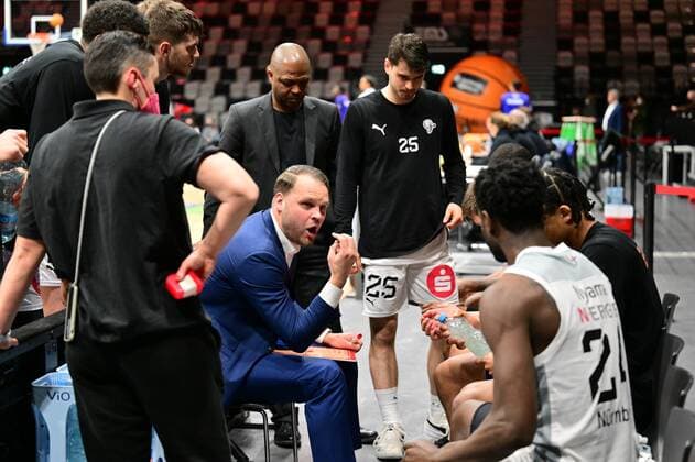 16.03.2022 - Basketball - Saison 2021 2022 - 2. Bundesliga Pro-A - 21. Spieltag: Nürnberg Falcons Basketball Club NBC - Phoenix Hagen - - Vytautas Buzas ( Trainer Headcoach Nürnberg Falcons BC NBC ) spricht zu Mannschaft Team bei Auszeit