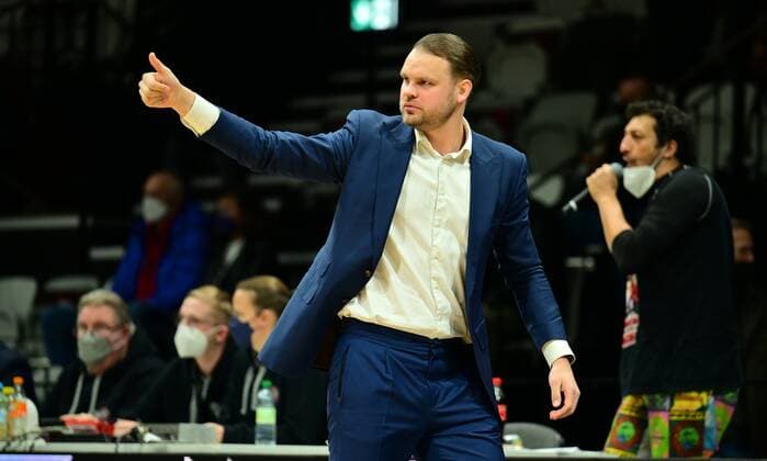 16.03.2022 - Basketball - Saison 2021 2022 - 2. Bundesliga Pro-A - 21. Spieltag: Nürnberg Falcons Basketball Club NBC - Phoenix Hagen - - Vytautas Buzas ( Trainer Headcoach Nürnberg Falcons BC NBC ) Daumen hoch Daumen nach oben