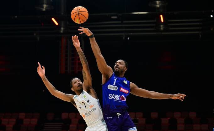 16.03.2022 - Basketball - Saison 2021 2022 - 2. Bundesliga Pro-A - 21. Spieltag: Nürnberg Falcons Basketball Club NBC - Phoenix Hagen - - Dupree Mc Brayer (1, Nürnberg Falcons BC NBC ) Shawn Occeus (1, Phoenix Hagen )
