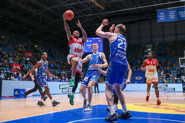 Frankfurt 16.03.2022 xjfx Basketball BBL Bundesliga, Fraport Frankfurt Skyliners - s.Oliver Würzburg emspor, emonline v.l., Charles Callison (s.Oliver Würzburg ), Matt Haarms (Fraport Skyliners Frankfurt), Lorenz Brenneke (Fraport Skyliners Frankfurt) Copyright: JoaquimxFerreira