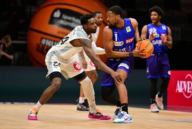 16.03.2022 - Basketball - Saison 2021 2022 - 2. Bundesliga Pro-A - 21. Spieltag: Nürnberg Falcons Basketball Club NBC - Phoenix Hagen - - Roland L Amour Nyama (24, Nürnberg Falcons BC NBC ) Shawn Occeus (1, Phoenix Hagen )