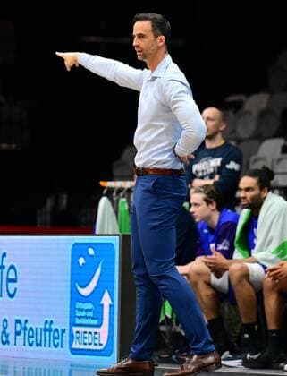 16.03.2022 - Basketball - Saison 2021 2022 - 2. Bundesliga Pro-A - 21. Spieltag: Nürnberg Falcons Basketball Club NBC - Phoenix Hagen - - Christopher Robert Harris (Trainer Headcoach Phoenix Hagen ) zeigt deutet