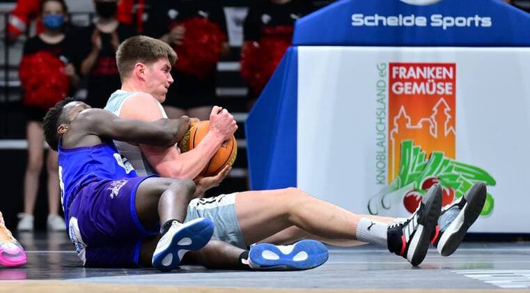 16.03.2022 - Basketball - Saison 2021 2022 - 2. Bundesliga Pro-A - 21. Spieltag: Nürnberg Falcons Basketball Club NBC - Phoenix Hagen - - Melkisedek Moreaux (23, Phoenix Hagen ) Jonathan Maier (13, Nürnberg Falcons BC NBC )