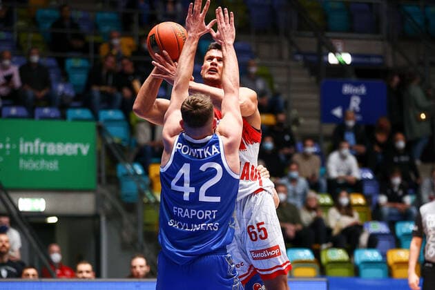 Frankfurt 16.03.2022 xjfx Basketball BBL Bundesliga, Fraport Frankfurt Skyliners - s.Oliver Würzburg emspor, emonline v.l., Filip Stanic (s.Oliver Würzburg ), Marcel Ponitka Fraport Frankfurt Skyliners Copyright: JoaquimxFerreira