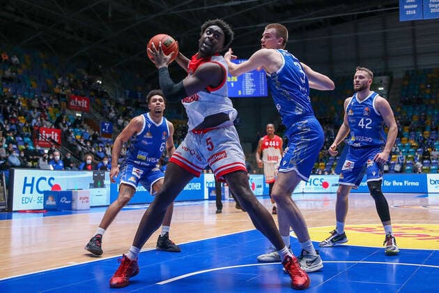 Frankfurt 16.03.2022 xjfx Basketball BBL Bundesliga, Fraport Frankfurt Skyliners - s.Oliver Würzburg emspor, emonline v.l., Abdul-Malik Abu (s.Oliver Würzburg ), Matt Haarms (Fraport Skyliners Frankfurt) Copyright: JoaquimxFerreira