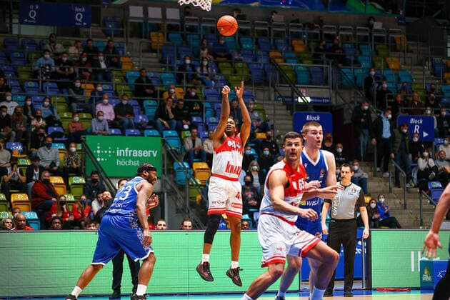 Frankfurt 16.03.2022 xjfx Basketball BBL Bundesliga, Fraport Frankfurt Skyliners - s.Oliver Würzburg emspor, emonline v.l., Wiliam Buford (s.Oliver Würzburg ) Copyright: JoaquimxFerreira