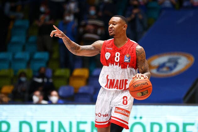 Frankfurt 16.03.2022 xjfx Basketball BBL Bundesliga, Fraport Frankfurt Skyliners - s.Oliver Würzburg emspor, emonline v.l., Charles Callison (s.Oliver Würzburg ) gibt Anweisungen, gestikuliert, mit den Armen gestikulieren gives instructions, gesticulate. Copyright: JoaquimxFerreira